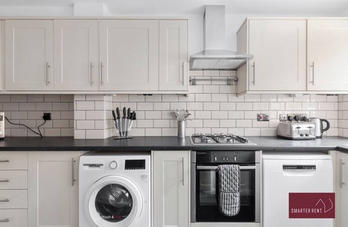 Guildford House | Guildford - Two Bedroom House with Garden