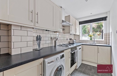 Guildford House | Guildford - Two Bedroom House with Garden