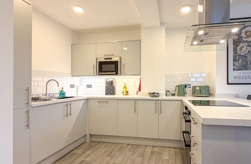 Birkenhead Apartment | Hamilton Square 1 - sleeps 6 guests in 2 bedrooms