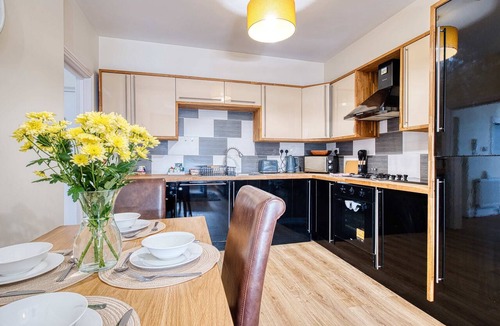 Ramsgate Apartment | Harbour View | Central | Iconic View | Coastal Stay