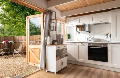 Blandford Saint Mary House | Hazel Tree Hut - Cosy Woodland Cabin with Private Hot Tub