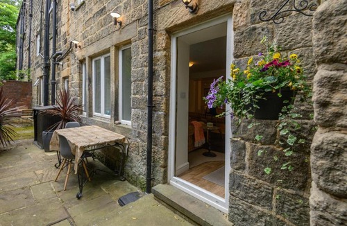 Headingley House | Headingley Haven with a Sauna Parking - Pass the Keys