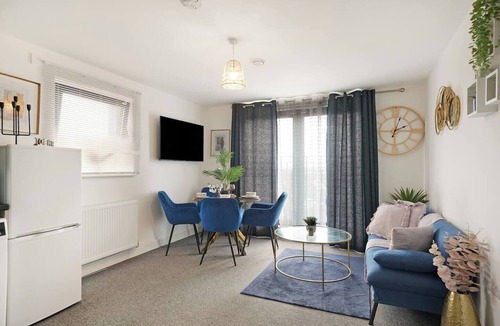 George Green Apartment | Heathrow Gateway Apartments with Private Parking35