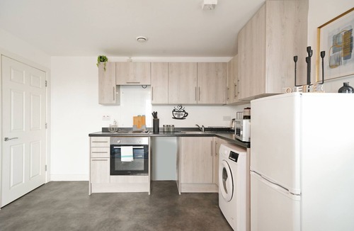 George Green Apartment | Heathrow Gateway Apartments with Private Parking35