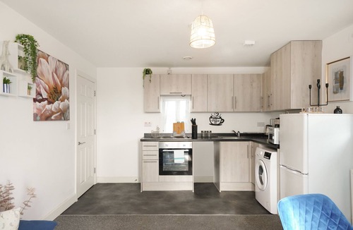 George Green Apartment | Heathrow Gateway Apartments with Private Parking35
