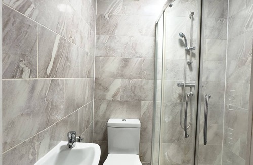 Harlington Bed & Breakfast | Heathrow Lodge B&B