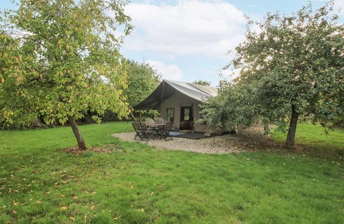 Bewdley Cottage | HEDGEROW, pet friendly, with hot tub in Bewdley