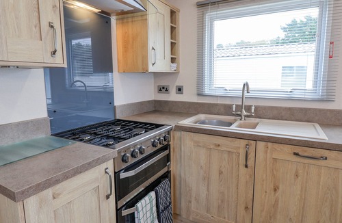 Cayton Bay House | HERON 61, pet friendly, character holiday cottage in Fritton