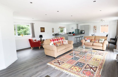 Spilsby Cottage | HERON LODGE, spacious, luxury, woodland setting.