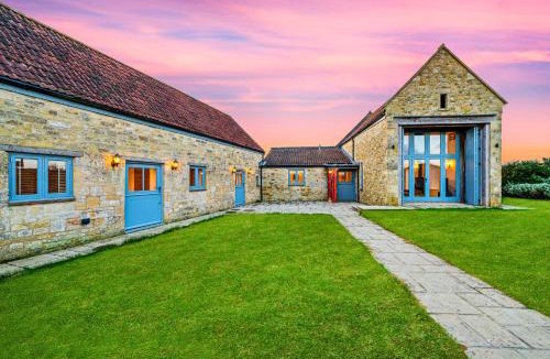 Shepton Mallet Villa | Hidden Barn - Hot Tub, Pool