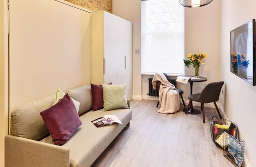 Pembridge Apartment | High ceilings studio premium quality & location.