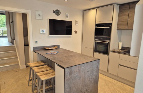 Whitstable House | High Tide is a modern three-bedroom, boasting a luscious garden and convenient off-street parking.
