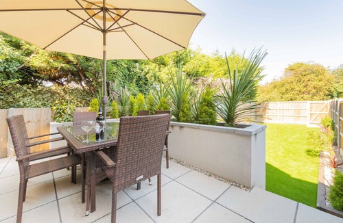 Whitstable House | High Tide is a modern three-bedroom, boasting a luscious garden and convenient off-street parking.