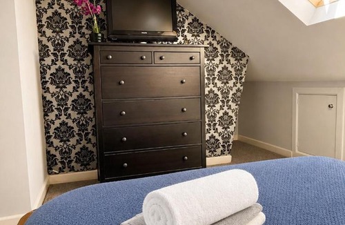 Runnymede House | High View En-Suite I Egham Station 5 minutes