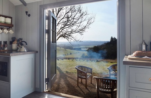 Henley-on-Thames Cabin | Hilltop Shepherds Hut with Hot Tub and Tennis