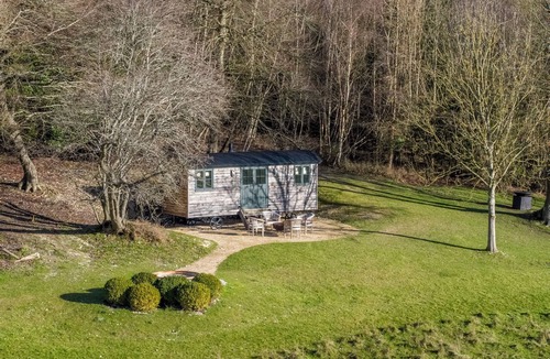Henley-on-Thames Cabin | Hilltop Shepherds Hut with Hot Tub and Tennis