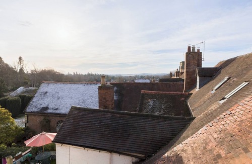 Warwick Town Centre Apartment | Historic 2 Bed in Central Warwick - Pass the Keys