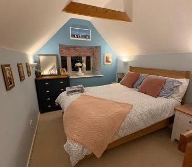Hursley House | Historic 3-Bed Cottage with Garden in Hursley