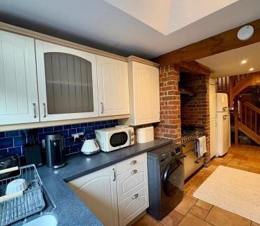 Hursley House | Historic 3-Bed Cottage with Garden in Hursley