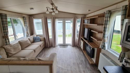 Paignton Resort | Hoburne Devon Bay Fabulous 3 bedroom caravan, with decking