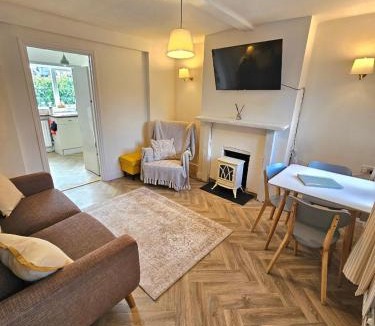 Edwinstowe House | Holly Cottage