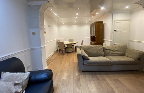 Seisdon House | Home Base: Tranquil Stay in the Heart of Birmingham