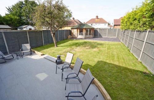 Slough Apartment | Home from home - 4 Double Bed House with Parking