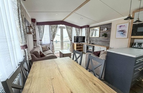 Oulton Broad House | Homely caravan with decking in Lowestoft ref 12097B