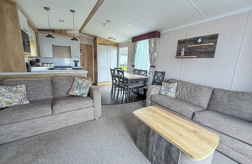 Oulton Broad House | Homely caravan with decking in Lowestoft ref 12097B