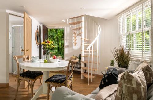 Blandford Saint Mary House | Honeycomb Treehouse in the Heart of Dorset