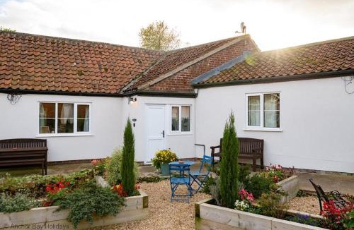 Sewerby House | Horseshoe- part of Grange Farm Cottages - Mediterranean Courtyard - Close to Beach and Sewerby Village