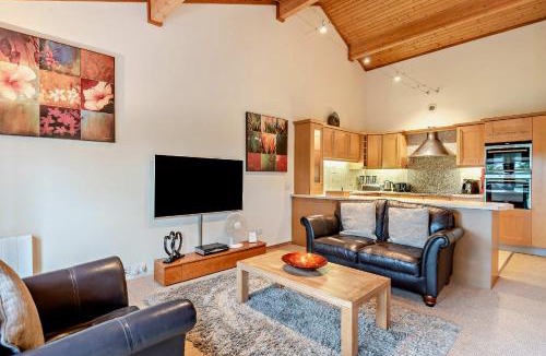 Grantham Ski Chalet | Host & Stay - Blackthorne Lodge