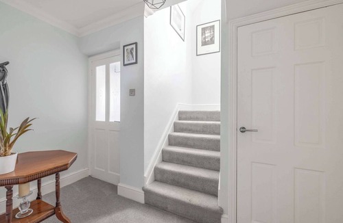 Fifield House | Host & Stay | Meadow Way