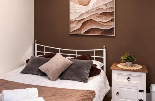 Reading House | Hotel Style Room within Reading