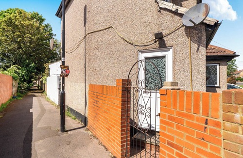 Hounslow Central House | Hounslow Hideaway Cottage