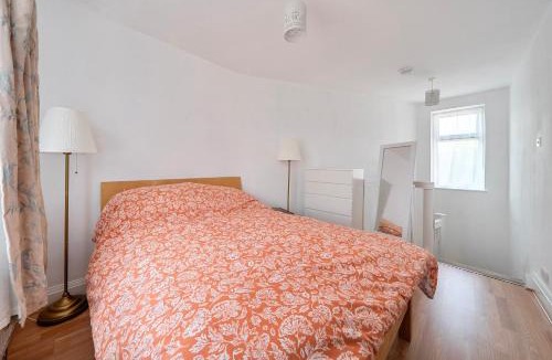 Hounslow Central House | Hounslow Hideaway Cottage