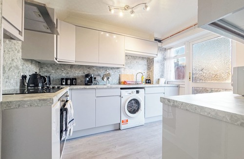 Basildon House | House - sleeps 7, private garden & parking