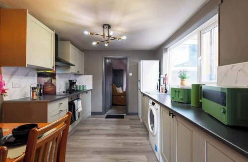 Hull House | Hull Comfort 4BR Amen Home | 2 Bathrooms | Central