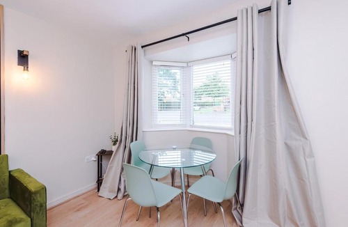 Hyde Apartment | Hyde Modern 3BR Home Sleeps 8 Free Parking
