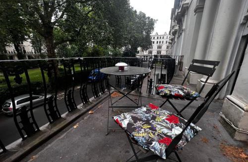 Lancaster Gate Apartment | Hyde Park Studio Has Private Balcony With Tranquil Garden View
