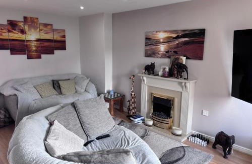 Wigan House | Hydro Spa Pool, Dbl Bedrm & Private Bathrm - Part private shared lived-in home