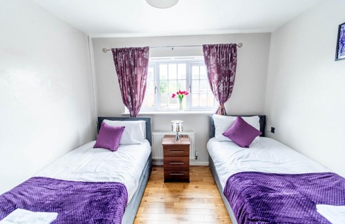 Bilston Apartment | Hyped Properties' Spacious 6BR Home Suited For Contractors & Relocators Near Centre With Free Parking