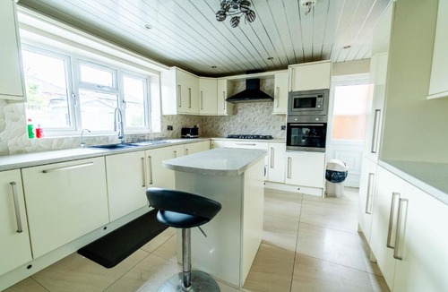 Bilston Apartment | Hyped Properties' Spacious 6BR Home Suited For Contractors & Relocators Near Centre With Free Parking