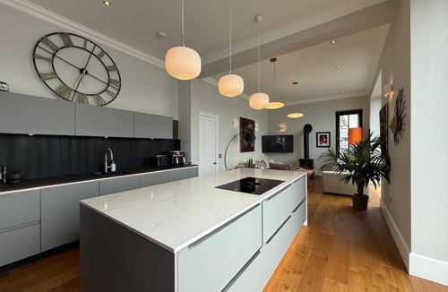 South Queensferry Apartment | Iconic beachfront appt - 3 bed on High the Street