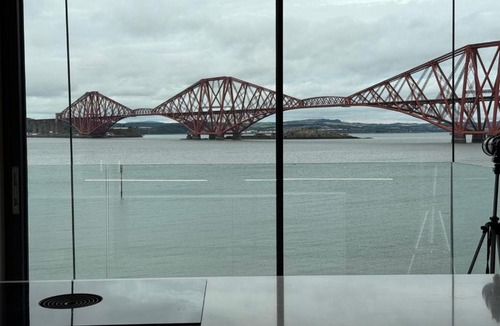 South Queensferry Apartment | Iconic beachfront appt - 3 bed on High the Street