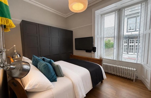 South Queensferry Apartment | Iconic beachfront appt - 3 bed on High the Street