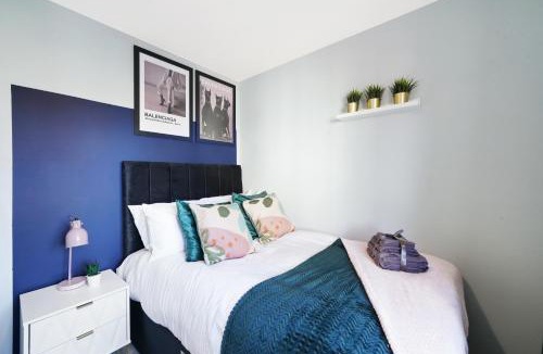 Wolverhampton House | Ideal 3 bed House in Wolverhampton - Parking