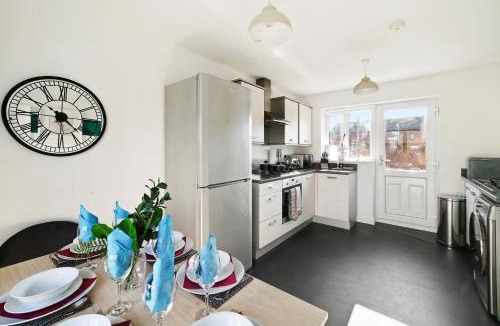 Wolverhampton House | Ideal 3 bed House in Wolverhampton - Parking