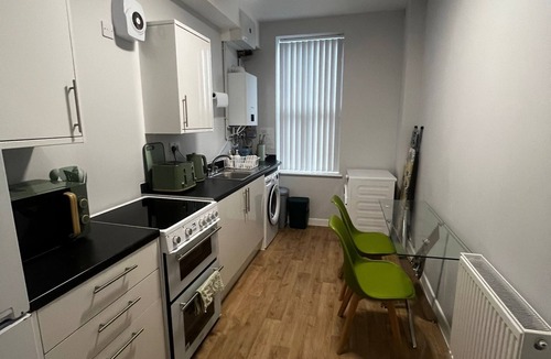 Wainscot Apartment | Ideal Contractors Flat with 2 double bedrooms and balcony in Strood