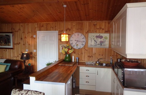 Uckington House | Idyllically situated Log Cabin, Fantastic view, Log Burner 4 miles to Stratford